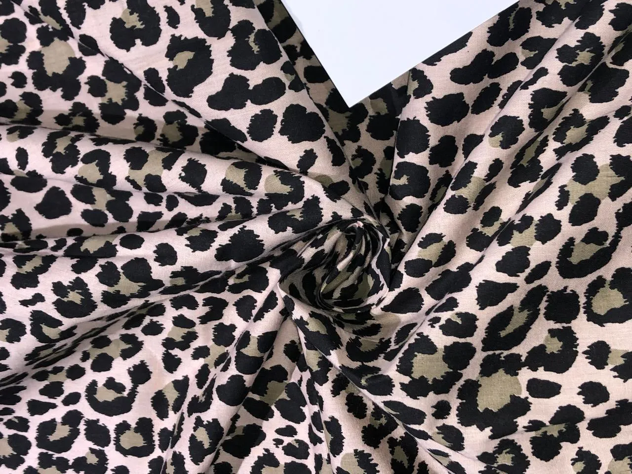 COTTON POPLIN ANIMAL PRINT 58&quot; wide [16522]